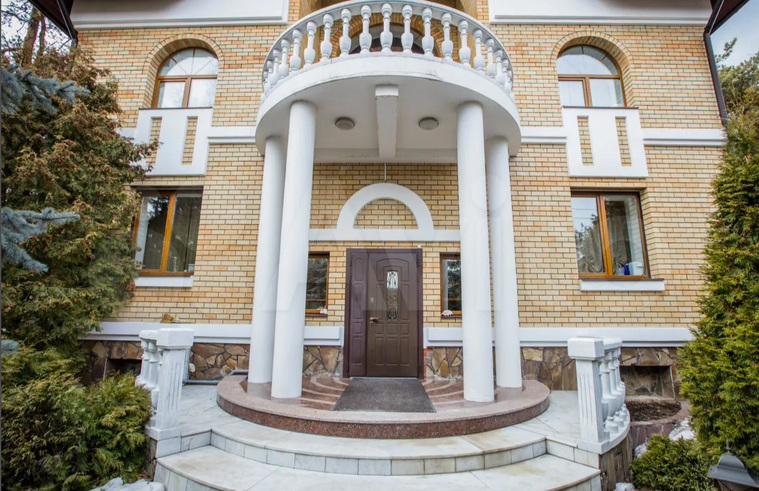 Дом построен из кирпича