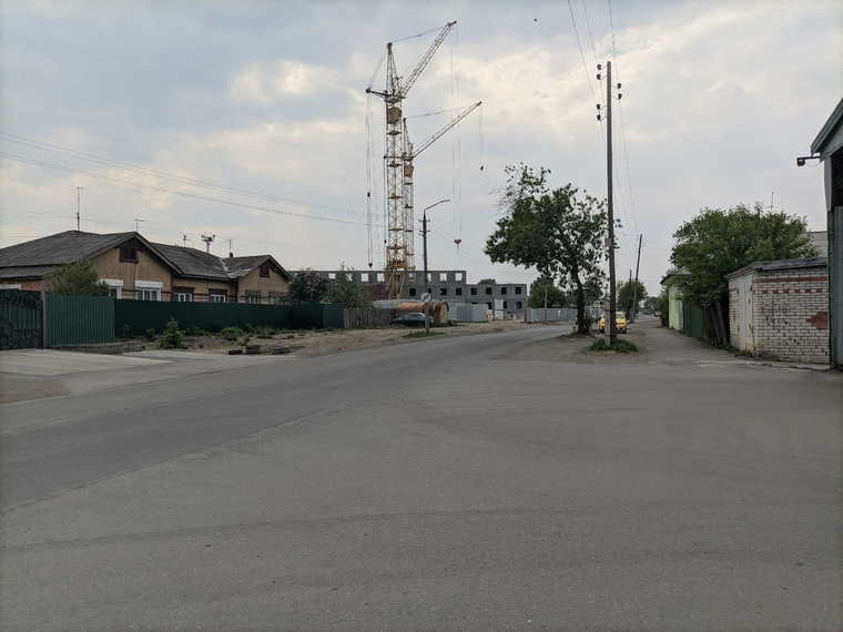 На улице Омской, 60 работают краны, уже возведено два этажа