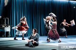 Премьера спектакля 8 женщин. Выступление групппы Oqujav. Тюмень., театр, сцена, движение, актрисы, подушки