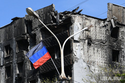 Мариуполь в период вывода гражданских лиц с завода Азовсталь. ДНР/Украина, флаг днр, город мариуполь