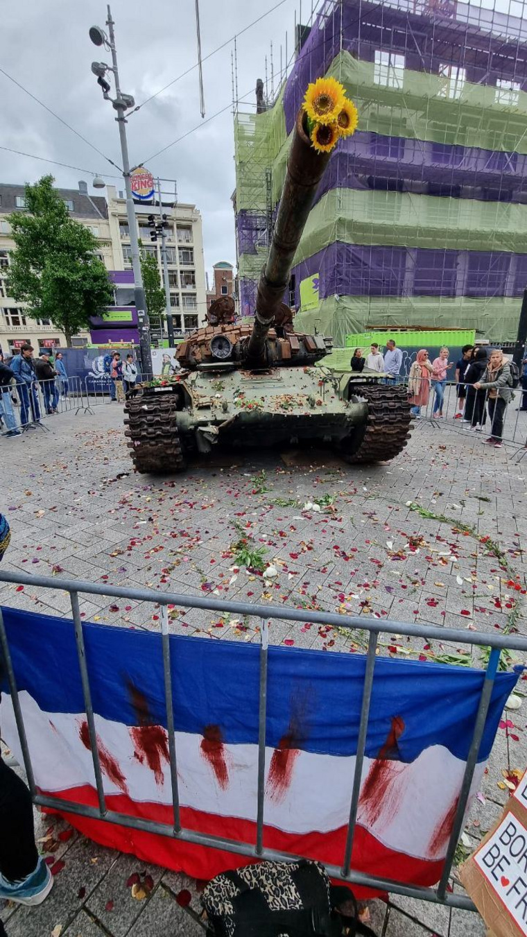 В дуло танка вложили цветы подсолнуха