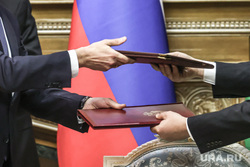 Михаил Мишустин в Душанбе. Душанбе, документ, депутат, политик, чиновник, правительство, переговоры, российский флаг, обмен, подписание, власть, сделка, соглашение, бизнес, папка, флаг россии, снг, договор, губернатор