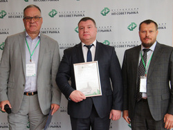 Награду от ЯНАО получил директор департамента тарифной политики Дмитрий Афанасьев