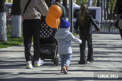 Народные гуляния День Победы. Пермь, воздушный шарик, прогулка с детьми, семья с детьми