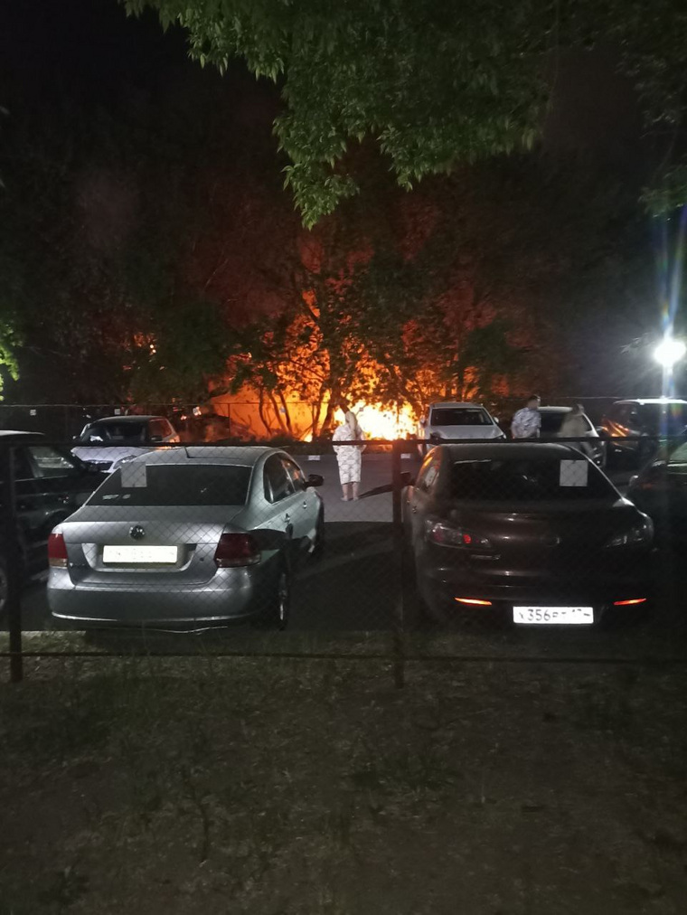 Пожар угрожает припаркованным машинам