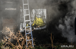Пожар в заброшенных деревянных домах на улице Куйбышева. Екатеринбург, дым, пожар, дом, частный сектор, пожарные