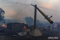 Жители Копейска помогают тушить природный пожар, который угрожает их домам. Фото