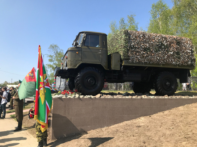 В Сургуте установили на постамент ГАЗ-66