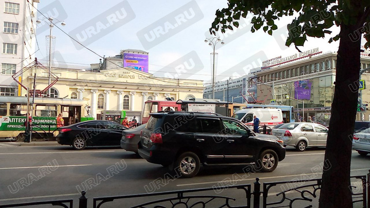 К вагону приехала скорая помощь