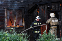 Пожар в деревянном доме по улице 8 марта. Екатеринбург, мчс, деревянный дом, пожар, огонь, тушение пожара