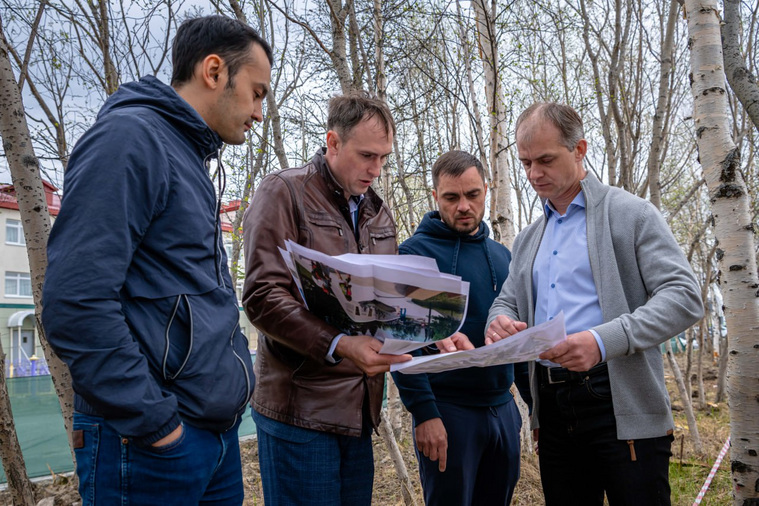 Алексей Титовский (справа) обсуждает с коллегами план благоустройства