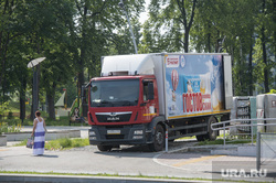 Жара в городе. Пермь, пломбир, разгрузка товара, фура в городе, магазин магнит, лето в городе, жара в городе, грузовик мороженного