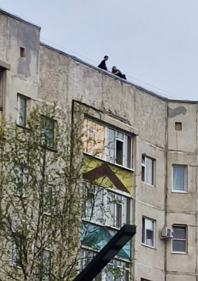 Дети на крыше семиэтажки в Надыме