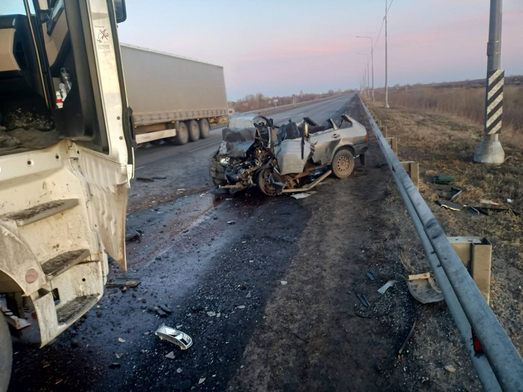 На трассе «Иртыш» под Курганом пьяный водитель ВАЗ-21093 врезался в фуру