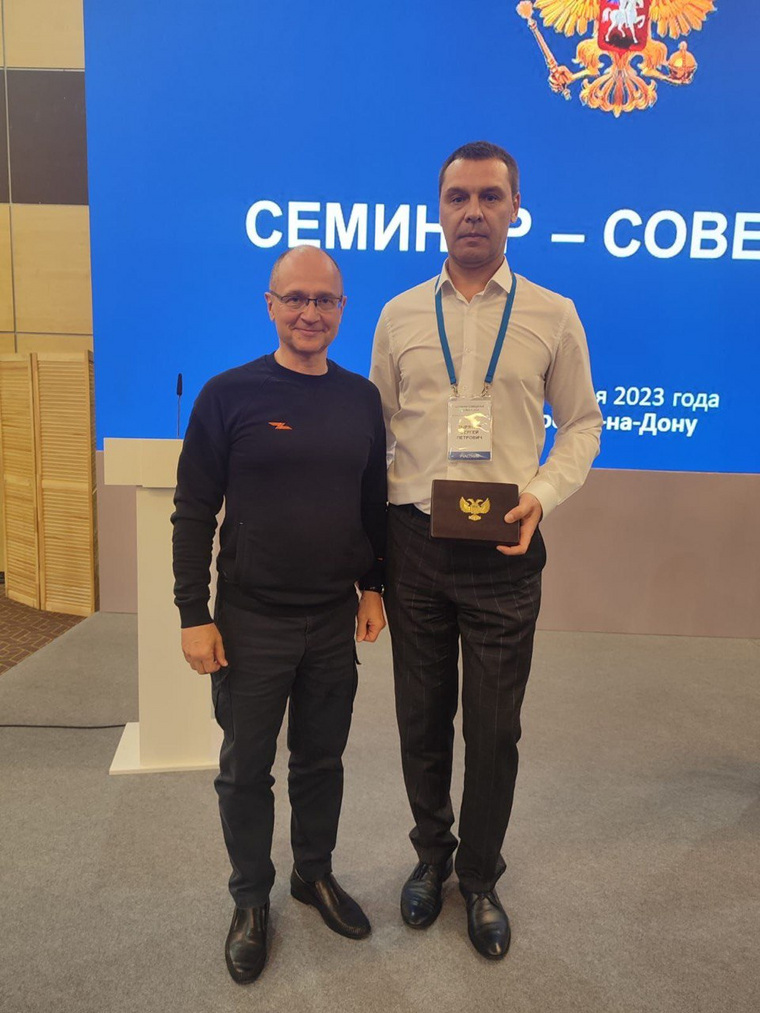 Сергей Кириенко (слева) и глава Краснопольского поселения Сосновского района Челябинской области Сергей Зырянов.