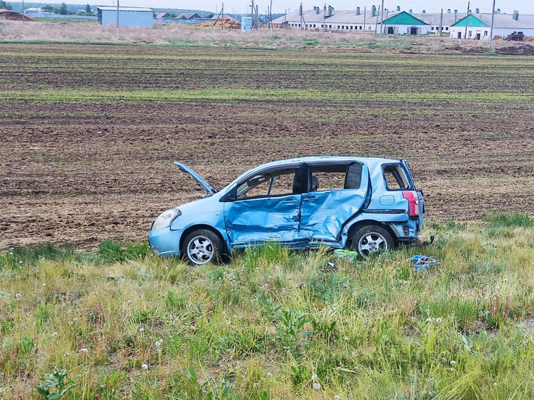 После столкновения оба автомобиля слетели с дороги в кювет