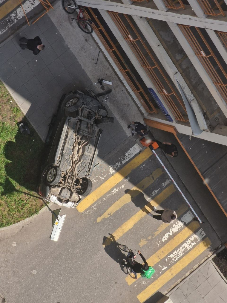 Кадры с упавшим Mercedes на парковке в Москве