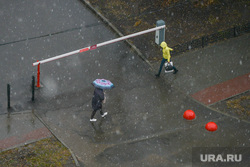 Первая гроза. Челябинск, пешеход, гроза, зонт, непогода, зонтик, ливень, осадки, шлагбаум, дождь, климат