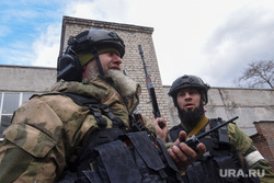 Работа чеченского добровольческого батальона Ахмат в Мариуполе. Украина, чеченцы, бронежилет, каска, боец, воин, армия, военные, донбасс, война, обмундирование, снаряжение, ахмат, солдат, сво, кадыровцы