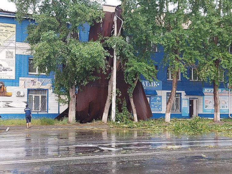 На Троицком тракте ветер сорвал крышу со здания