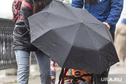 Городские зарисовки. Екатеринбург, прогулка, ребенок в коляске, родители, зонт, дождь