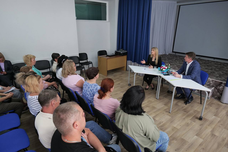 Лантратова провела встречу с педагогами и родителями школы №4 в Сатке