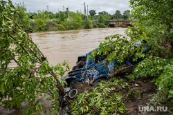 Последствия паводка в городе Нижние Серги. Свердловская область, паводок, наводнение, потоп, река кама, жигули, машина, затопленная машина