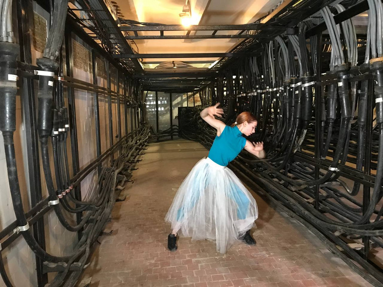 Для танца артисты спустились в шахту здания на Комсомольском проспекте, 55