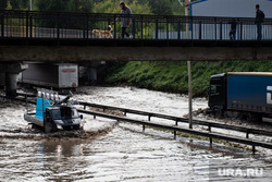 Подтопленная улица Шефская. Екатеринбург, затопленная улица, потоп, подтопление, улица шефская