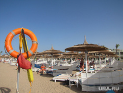 Египет, отдых туристов, спасательный круг, пляж