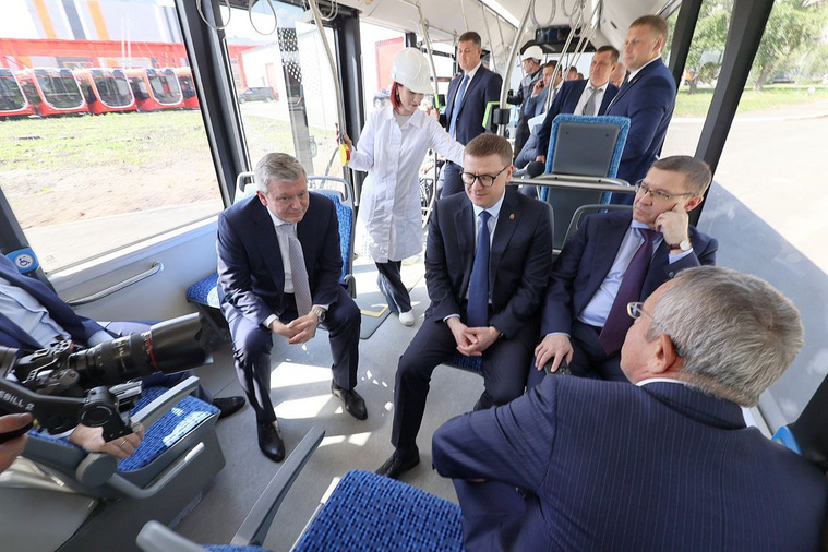Владимир Якушев совершил тестовую поездку на троллейбусе