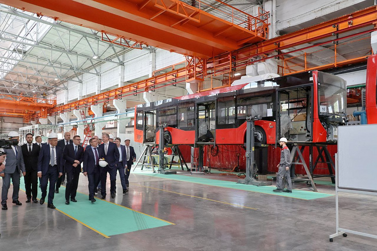 Владимир Якушев посетил инновационное предприятие Челябинский завод городского транспорта