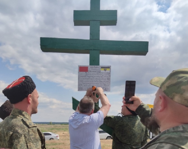 Курганские казаки установили поклонный крест в деревне Бузан