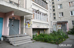 Дом по адресу улица 40-летия Комсомола, 31. Екатринбург, жилой дом, подъезд, панельный дом, карниз дома, панелька, улица 40летия октября31