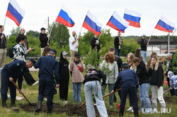 Высадка яблонь в аэропорту Кольцово. Екатеринбург, день россии