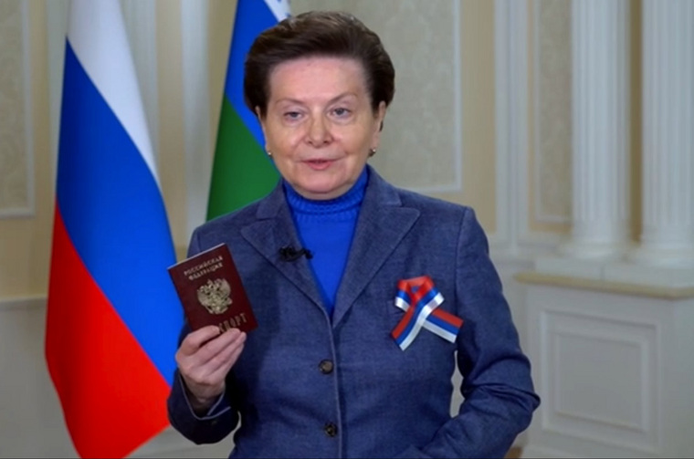 На видеообращении губернатор ХМАО Комарова выступила с перевернутым триколором