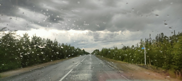 Сильный дождь в Ноябрьске затрудняет обзор при движении