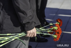 Возложение цветов к памятнику Фронту и Тылу. Пермь, возложение, гвоздики, прощание, похороны, дань памяти
