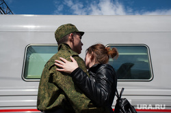 Отправка призывников на службу в Президентский полк (Кремлевский полк). Екатеринбург, девушка, поезд, железнодорожный вокзал, вагон, армия, призыв, призывники, отправка в армию, служба, проводы солдат, любовь, проводы в армию, солдат