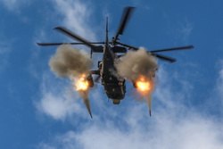 Российский вертолет Ка-52 уничтожил украинский БТР