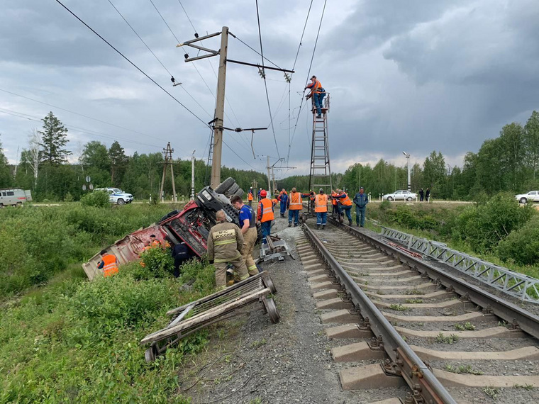 В Рефтинском КАМАЗ столкнулся с грузовым поездом