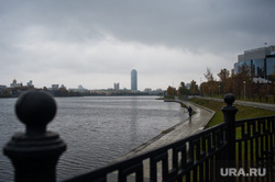 Виды Екатеринбурга, река исеть, город екатеринбург, пасмурная погода, набережная реки исеть