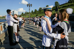 Вальс на набережной. Тюмень, вальс, танец, выпускники , выпускной