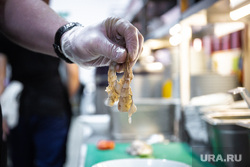 Tom Yam Bar в ТЦ «Гринвич». Екатеринбург , ресторанная кухня, креветка, руки в перчатках, приготовление еды