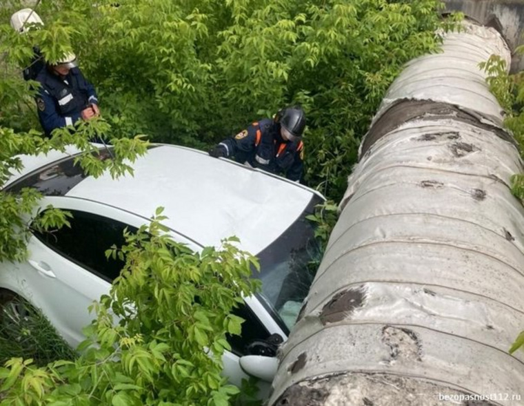 Водителя зажало в автомобиле