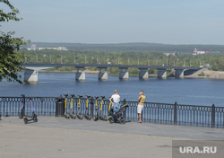 Виды города. Пермь, электросамокаты, набережная реки кама, смотровая площадка на набережной