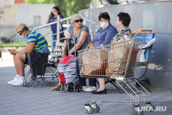 Виды города. Курган, покупатели, корзина с продуктами, продуктовая корзина, женщины, масочный режим, пакеты с продуктами