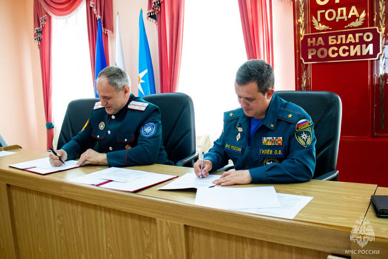 Глава ГУ МЧС по ЯНАО Олег Гилев (справа) подписывает соглашение с атаманом Вячеславом Стышновым