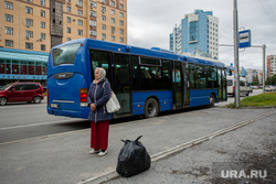 Остановочные павильоны. Сургут, автобус, остановка общественного транспорта, пассажиры в ожидании, бахилова
