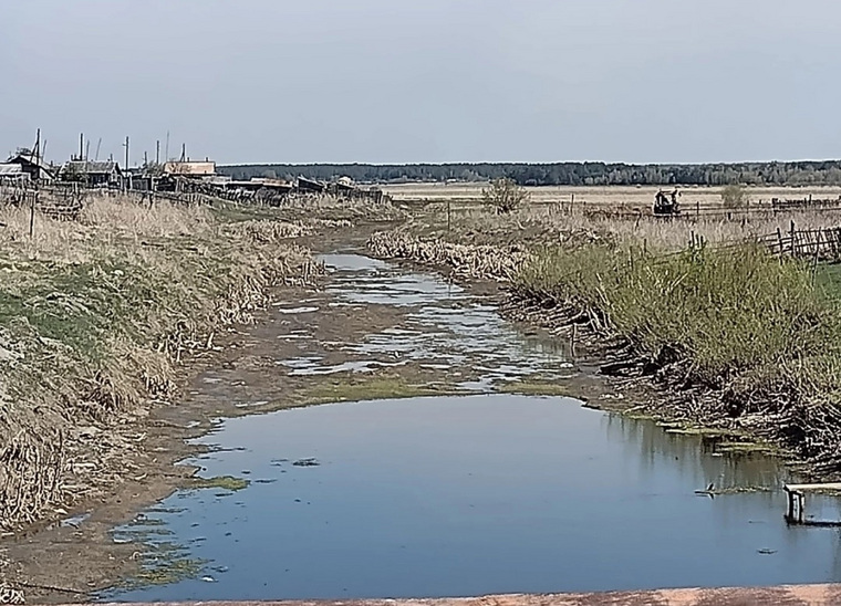 По словам властей, река в деревне пересыхает не первый год